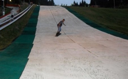 Din acest week-end, turiştii pot schia pe pârtia artificială din Buşteni