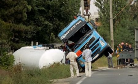 Neamţ. Un camion plin cu lemne s-a răsturnat peste patru maşini aflate în trafic
