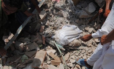 Pakistan. 33 de morţi şi 100 de răniţi, în urma unui atentat la o moschee