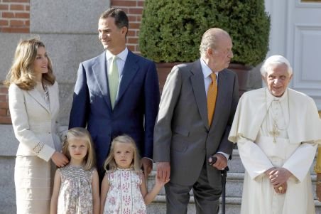 Papa îşi continuă turneul în Spania cu o vizită la palatul Zarzuela