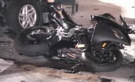 Doi tineri au scăpat cu viaţă după ce o maşină a intrat în motocicleta cu care se plimbau
