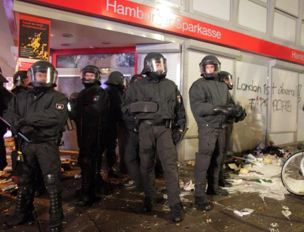 Incidente violente la Hamburg. Mesajul tinerilor: "Londra este peste tot!" 105070