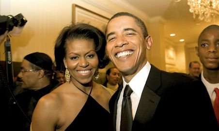 Obama şi soţia sa, asaltaţi de reporteri la ieşirea dintr-un restaurant, după o cină romantică