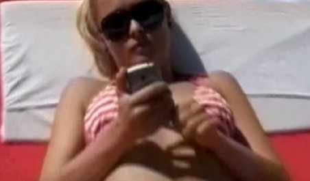 Telefonul mobil, un accesoriu obligatoriu pe litoral. Plaja, distracţia şi trupurile sexy trebuie arătate prietenilor