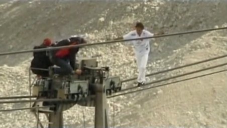 Adrenalină! Un cascador a parcurs 1.000 metri pe cablul unui teleferic din Alpii Germani