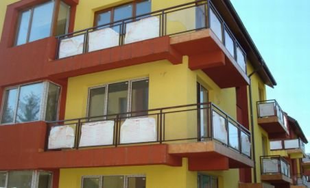 Balconul unui apartament din Timişoara s-a prăbuşit cu două persoane în el