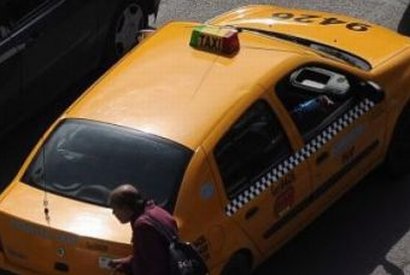 Bucureşti. Doi taximetrişti îşi fac dreptate în trafic cu un levier