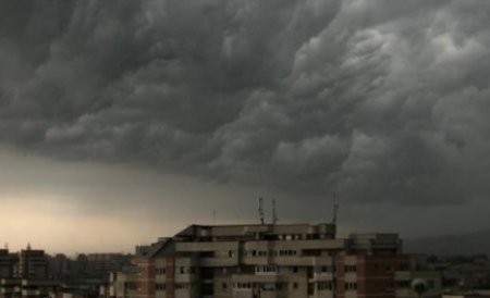 Zi de vară cu extreme termice: După canicula, grindina a lovit un oraş din Harghita
