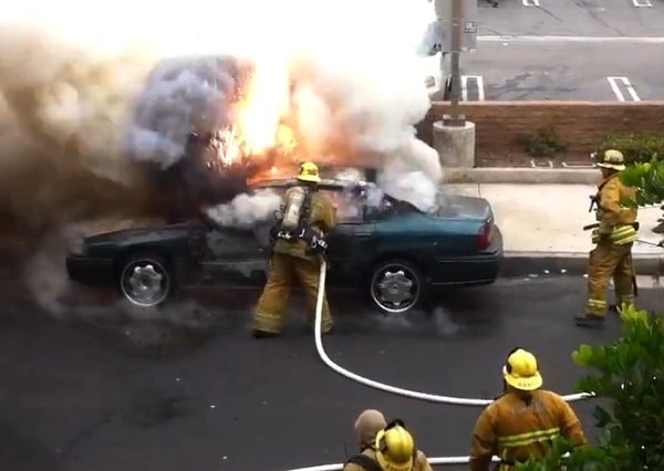 O maşină explodează în faţa unui pompier. Vezi cum a reacţionat acesta