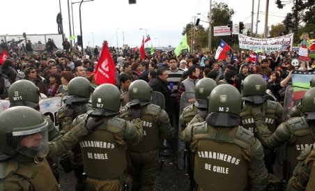 Proteste violente în Chile. Mii de studenţi au ieşit în stradă să-şi strige nemulţumirile