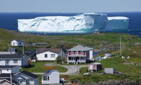 Un gheţar uriaş a blocat portul unui oraş din Canada