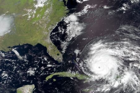Uraganul Irene ameninţă New York: Primarul Bloomberg a ordonat evacuarea obligatorie a 250.000 de persoane