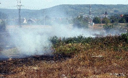 Incendiul de la groapa de gunoi din Deva a fost stins după şase ore de intervenţie