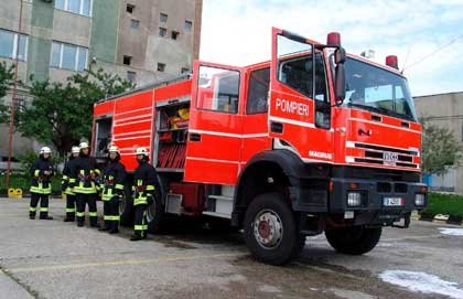 O maşină de pompieri care mergea să stingă un incediu s-a răsturnat, în Baia Mare