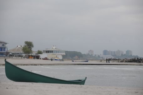 Turiştii de pe litoral ignoră avertizările salvamarilor. Un tânăr de 21 de ani a murit înecat