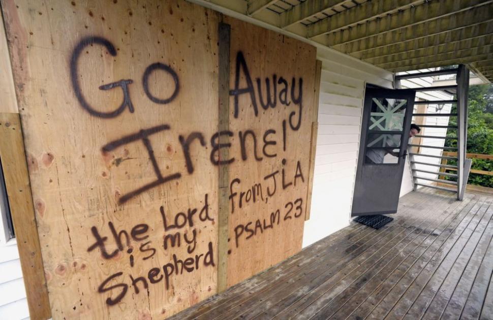 Uraganul Irene a făcut zece victime. Mii de oameni au devenit refugiaţi 105718