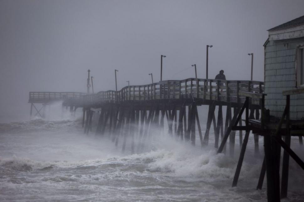 Uraganul Irene a făcut zece victime. Mii de oameni au devenit refugiaţi 105719
