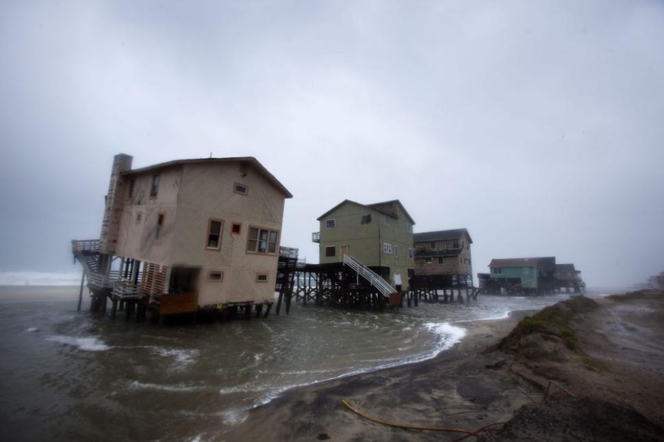 Uraganul Irene a făcut zece victime. Mii de oameni au devenit refugiaţi 105732