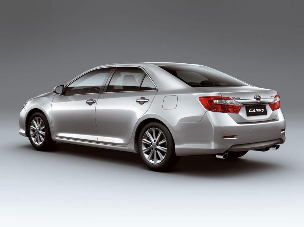 Toyota Camry, modelul global, în primele imagini oficiale 105824
