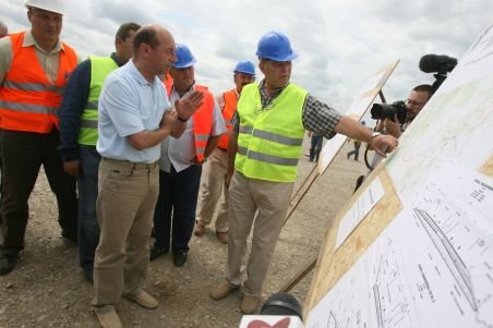 Băsescu: Constructorii „au o obligaţie morală faţă de mine să respecte termenul“ de finalizare a autostrăzii Bucureşti-Ploieşti