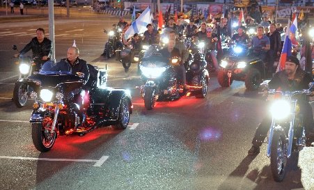 Rusia. Vladimir Putin a apărut pe un Harley Davidson la o întâlnire a motocicliştilor