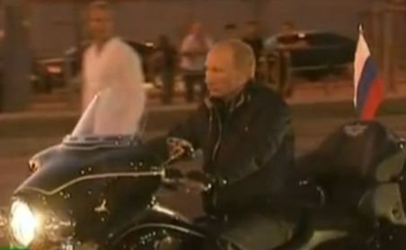 Vladimir Putin îmbrăcat în piele neagră, la ghidonul unui Harley Davidson