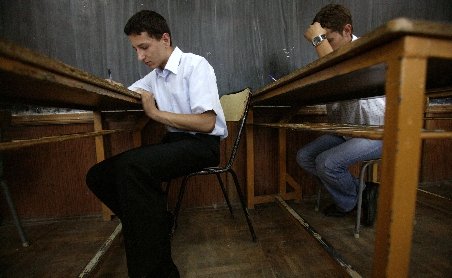 Bucureşti. Mulţi tineri care au susţinut proba de matematică la BAC au predat foile goale după o oră şi jumătate