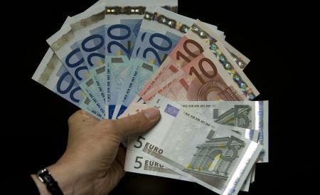 Moneda euro a crescut uşor, iar leul s-a apreciat în raport cu dolarul. Vezi cursul BNR