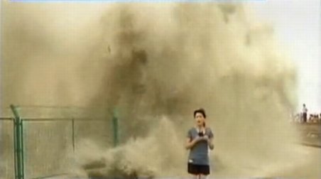 O jurnalistă din China a fost lovită de un val de 20 de metri al unei maree
