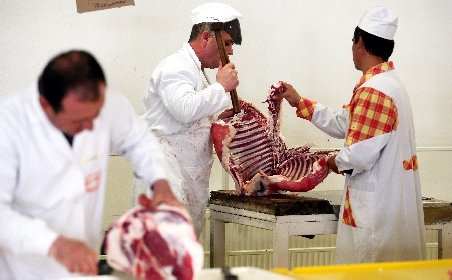 Carne de cal, în loc de carne de vită, vândută în măcelăriile din Piaţa Obor