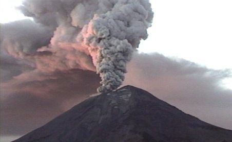 Cel mai activ vulcan din Mexic a erupt din nou. Norul de cenuşă se întinde pe un kilometru