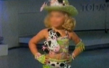 O fetiţă de patru ani din SUA a urcat cu sâni falşi pe scenă, în cadrul unui concurs de frumuseţe