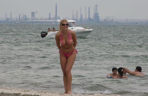 Un tânăr, despre Udrea: Este o persoană &quot;very beautiful&quot;. Vezi o galerie foto inedită cu ministrul 106310