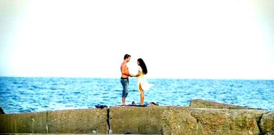 Iubirea în fotografii: Un tânăr a fost surprins în timp ce îşi cerea iubita în căsătorie pe malul mării 106465