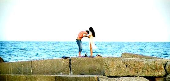 Iubirea în fotografii: Un tânăr a fost surprins în timp ce îşi cerea iubita în căsătorie pe malul mării 106466