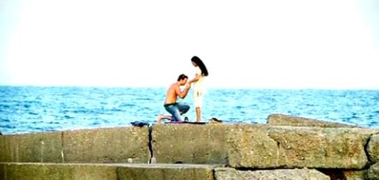 Iubirea în fotografii: Un tânăr a fost surprins în timp ce îşi cerea iubita în căsătorie pe malul mării
