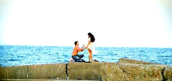 Iubirea în fotografii: Un tânăr a fost surprins în timp ce îşi cerea iubita în căsătorie pe malul mării 106468