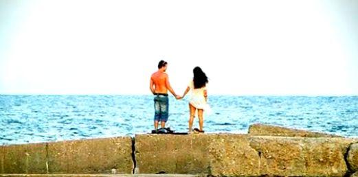 Iubirea în fotografii: Un tânăr a fost surprins în timp ce îşi cerea iubita în căsătorie pe malul mării 106469