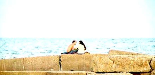 Iubirea în fotografii: Un tânăr a fost surprins în timp ce îşi cerea iubita în căsătorie pe malul mării 106470