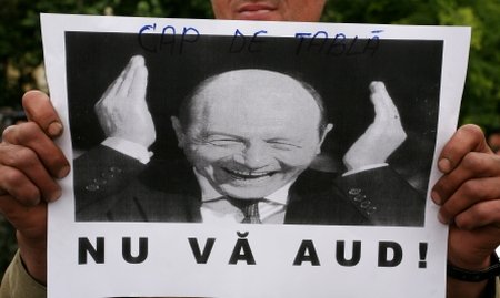 &quot;Nu vă fie frică, că Băsescu pică!&quot; Peste 150 de revoluţionari au protestat în Timişoara