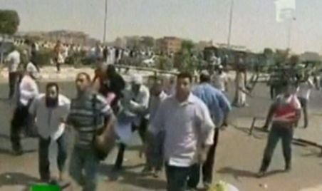 Ciocniri violente la Cairo. Protestatarii au luat poliţiştii la bătaie