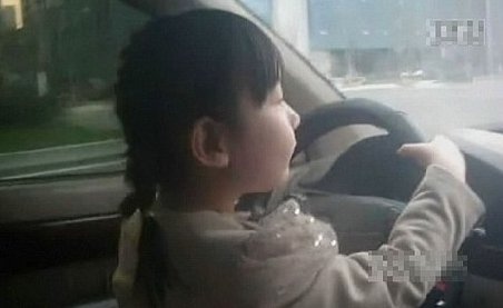 Şocant: O fetiţă de 4 ani conduce maşina pe o şosea aglomerată. Este filmată de mama ei
