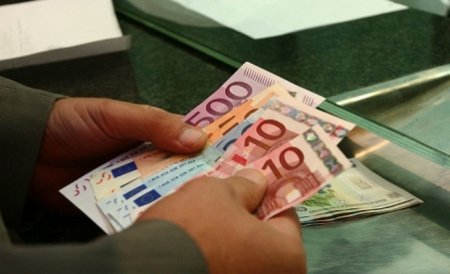 Românii vor da garanţii mai mari pentru credite mai mici, pe care le vor plăti mai repede