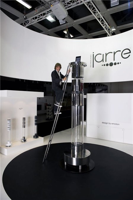 Dock pentru iPod dus la extrem de Jean Michel Jarre: 3,3 metri înălțime și 10.000 de wați