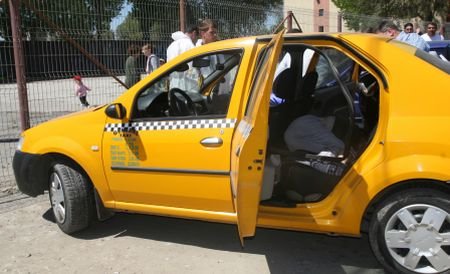 Un taximetrist din Ploieşti a înapoiat 10.000 de lei uitaţi de un pensionar în maşină