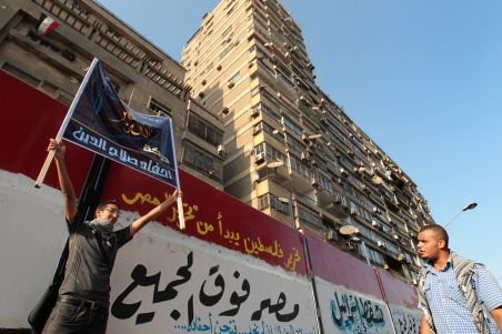 Manifestanţii egipteni au demolat o parte din zidul care înconjoară ambasada Israelului de la Cairo