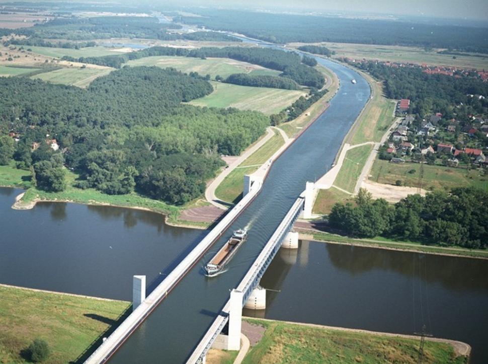 Imagini spectaculoase. Nemţii au construit un apeduct navigabil peste un râu 107368