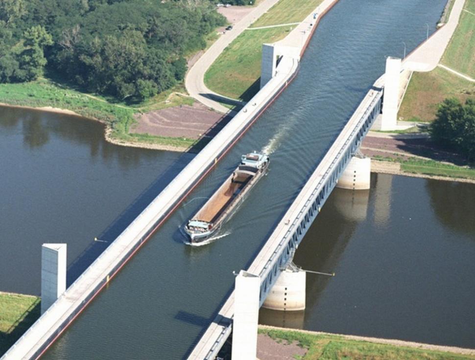 Imagini spectaculoase. Nemţii au construit un apeduct navigabil peste un râu 107369