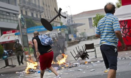 Proteste violente în Grecia. Premierul a anunţat un nou set de măsuri de austeritate