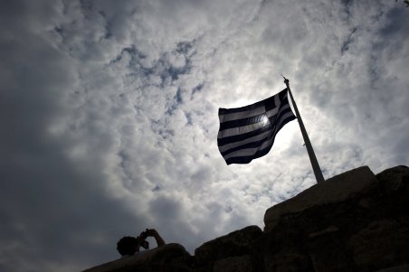 Analişti: Grecia ar trebui exclusă din zona euro pentru a evita extinderea crizei datoriei publice